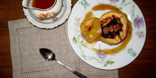 Яблоко, запеченное с виски и корицей