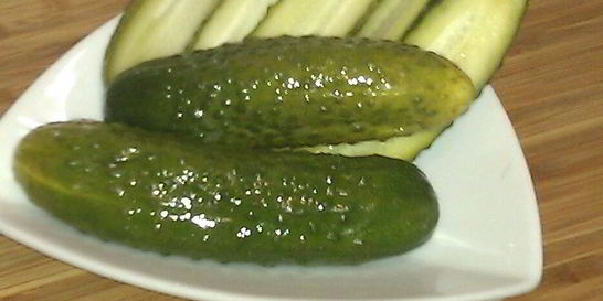 Малосольные огурцы с водкой