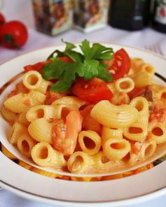 Паста с водкой, семгой и помидорками черри