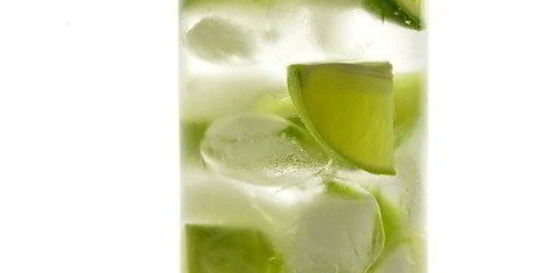 Лимонный напиток с имбирным элем и мятой