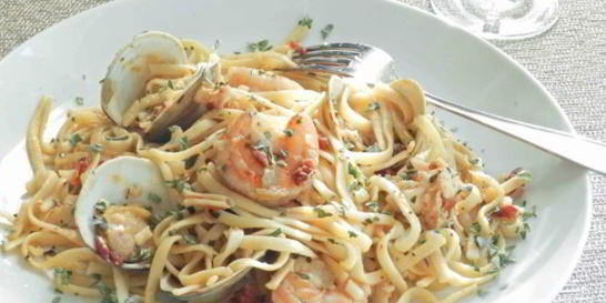 Макароны с морским коктейлем