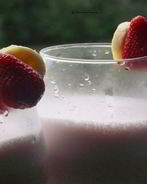 Бананово-клубничный молочный коктейль