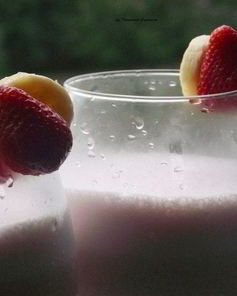 Бананово-клубничный молочный коктейль