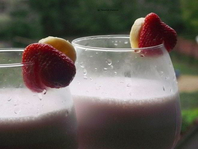Рецепт бананова-клубничного молочный коктейль
