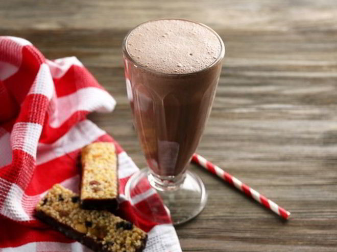 Рецепт бодрящего шоколадного коктейля с молоком и газировкой