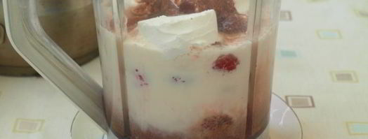 клубнично-шоколадный молочный коктейль. Шаг 4