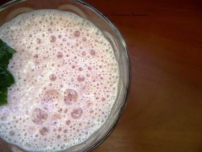 Рецепт клубничного молочного коктейля с мятой — милкшейка