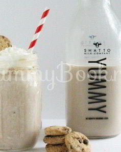 Коктейль молочный с кусочками фруктов и шоколада