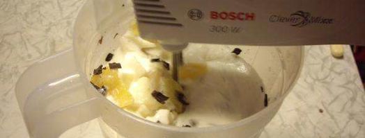 коктейль молочный с кусочками фруктов и шоколада. Шаг 19