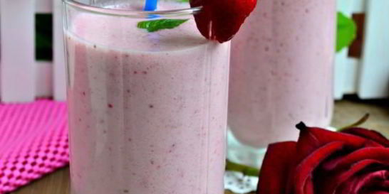 Молочно-клубничный коктейль в шейкере