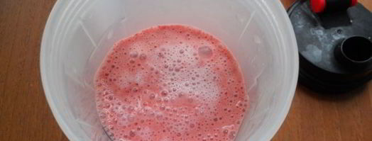 молочно-клубничный коктейль в шейкере. Шаг 5