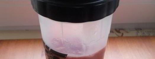 молочно-клубничный коктейль в шейкере. Шаг 6