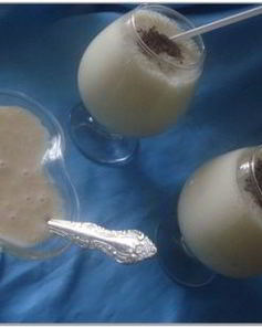 Молочный коктейль и йогурт с манго