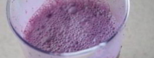 молочный коктейль из черники и шелковицы. Шаг 3