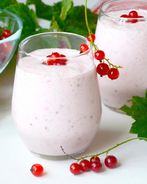 Молочный коктейль из красной смородины с бананом