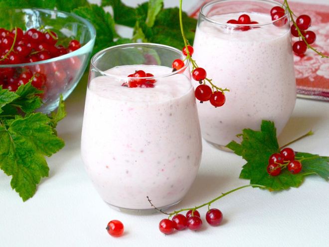 Рецепт молочного коктейля из красной смородины с бананом