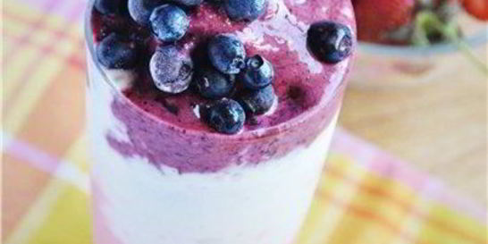 Молочный коктейль с черникой