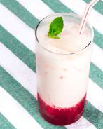 Молочный коктейль с ягодным сиропом