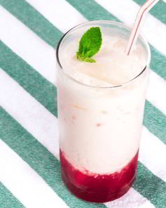 Молочный коктейль с ягодным сиропом