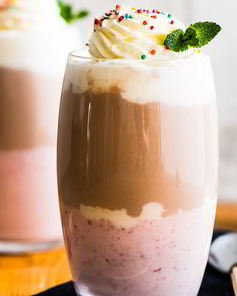 Трехцветный молочный коктейль