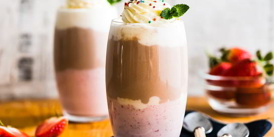 Трехцветный молочный коктейль