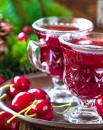 Вишневая наливка с листьями