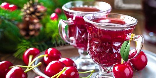 Вишневая наливка с листьями