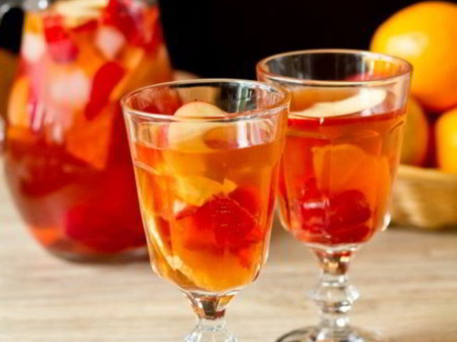 Рецепт розовой сангрии с клубникой и ванилью