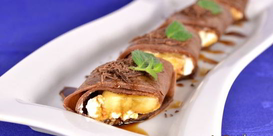 Шоколадные блинчики с творогом, бананом и кофейным сиропом