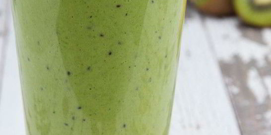 Смузи из банана, киви, шпината