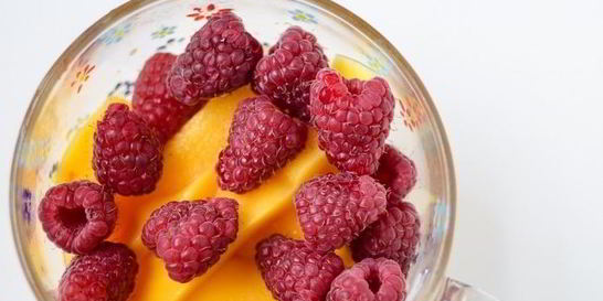 Смузи из манго и ягод