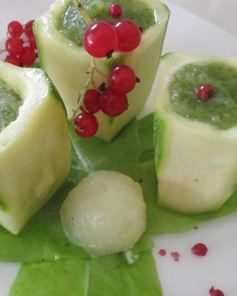 Смузи из огурца и дыни в огуречных стаканчиках