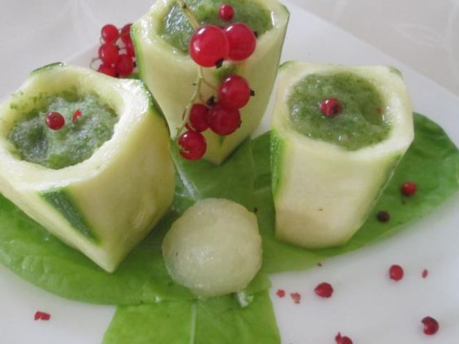 Рецепт смузей из огурца и дыни в огуречных стаканчиках