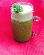 Смузи с дыней, манго, щавелем и базиликом