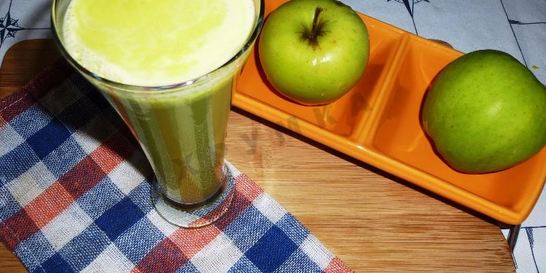 Свежевыжатый сок из сельдерея и яблок