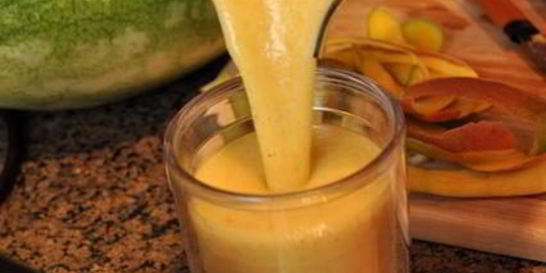 Витаминный напиток из киви, апельсина, винограда и манго