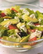 Греческий островной салат с курицей и авокадо