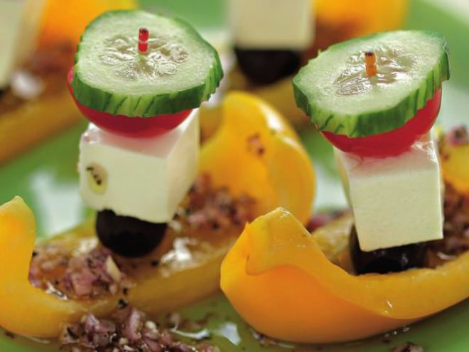 Рецепт греческого салата на шпажке в лодочке из перца