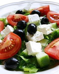 Греческий салат с красным луком