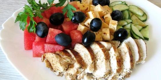 Греческий салат с куриной грудкой, арбузом и фетой