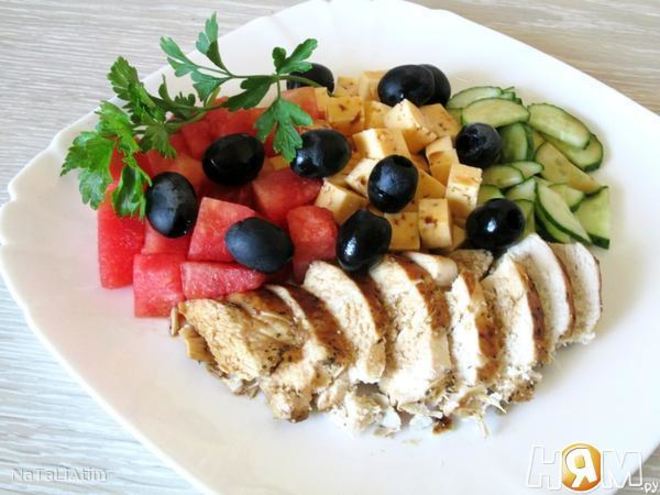 Рецепт греческого салата с куриной грудкой, арбузом и фетой