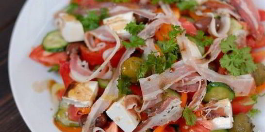 Греческий салат с курицей