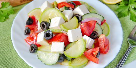 Греческий салат с цуккини и помидорами