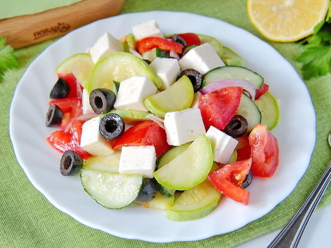 Рецепт греческого салата с цуккини и помидорами