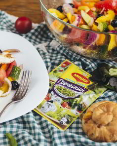 Греческий салат с жареным адыгейским сыром