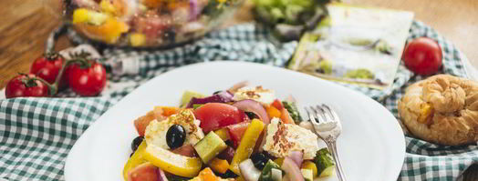 греческий салат с жареным адыгейским сыром. Шаг 12