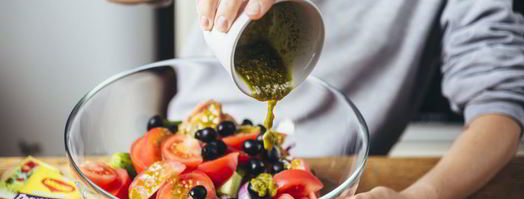 греческий салат с жареным адыгейским сыром. Шаг 10