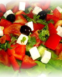 Греческий салат с жареным сыром