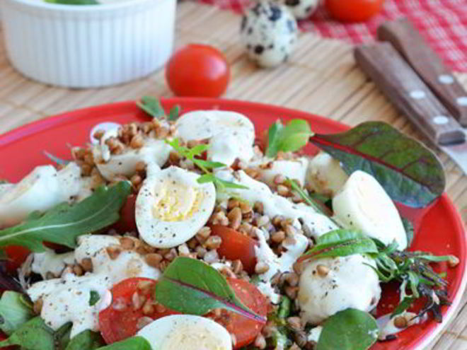 Рецепт гречневого салата с перепелиными яйцами