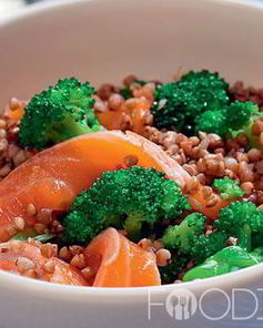 Гречневый салат со слабосоленой семгой и брокколи